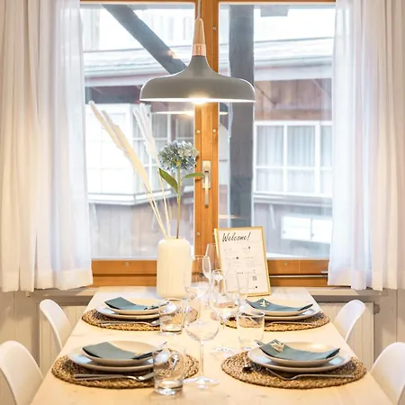 Skandi Mit Seesicht Nahe Interlaken