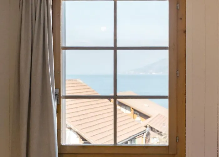 Skandi Mit Seesicht Nahe Interlaken