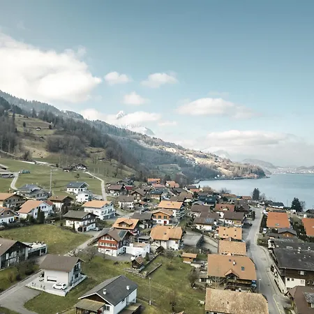 Skandi Mit Seesicht Nahe Interlaken *